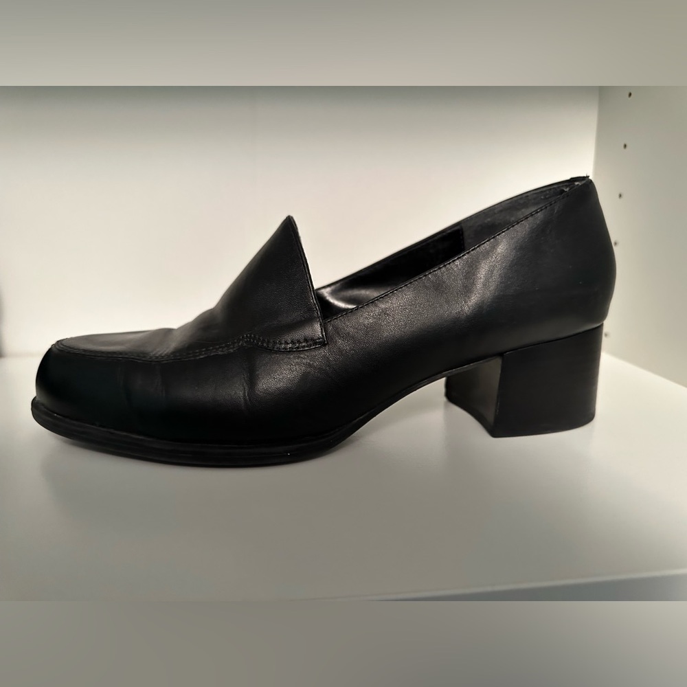 Black pumps